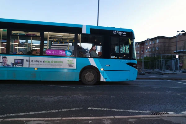 Londra Luton Şehir Yerel Otobüs Merkezi Luton İstasyonu İngiltere. Gün batımında.