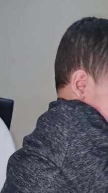 Tatlı Asyalı Pakistanlı Bebek. Evdeki sevimli çocuğun yakın çekim görüntüleri. 