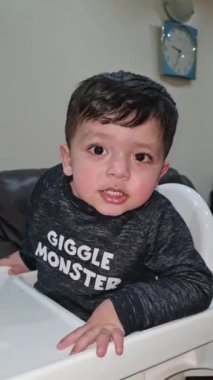 Tatlı Asyalı Pakistanlı Bebek. Evdeki sevimli çocuğun yakın çekim görüntüleri. 