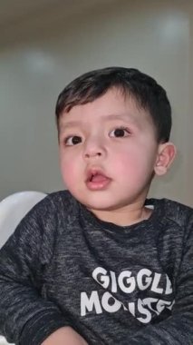 Tatlı Asyalı Pakistanlı Bebek. Evdeki sevimli çocuğun yakın çekim görüntüleri. 