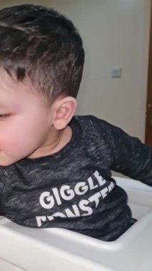 Tatlı Asyalı Pakistanlı Bebek. Evdeki sevimli çocuğun yakın çekim görüntüleri. 