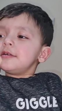 Tatlı Asyalı Pakistanlı Bebek. Evdeki sevimli çocuğun yakın çekim görüntüleri. 