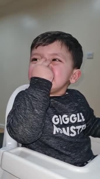 Söt Asiatisk Pakistansk Bebis Närbild Bilder Söt Pojke Hemma — Stockvideo