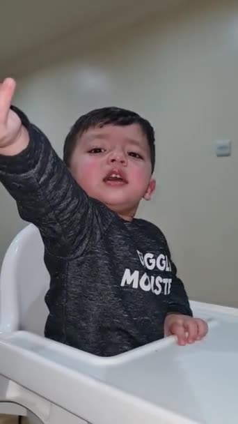 Leuke Aziatische Pakistaanse Baby Close Beelden Van Leuke Jongen Thuis — Stockvideo
