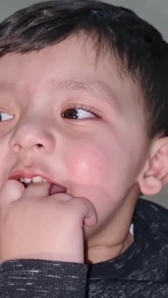 Leuke Aziatische Pakistaanse Baby Close Beelden Van Leuke Jongen Thuis — Stockvideo