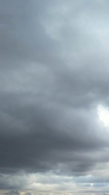 Dramatik Bulutların ve Gökyüzünün Güzel Yüksek Açılı Görüntüsü