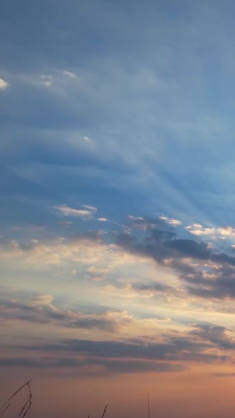 Высокий Ангельский След Драматичных Облаков Неба — стоковое видео