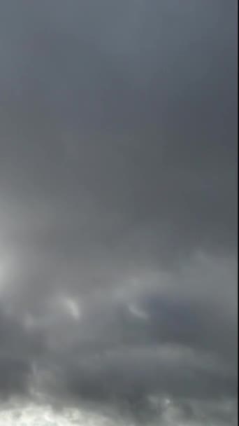 Dramatik Bulutların Gökyüzünün Güzel Yüksek Açılı Görüntüsü — Stok video