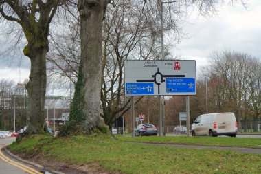 İngiltere, İngiltere, LUTON - 19 Mart 2023: Luton Town Bulutlu Gün 'de İngiltere üzerinde. Gündüz vakti İngiliz şehrinde sokaklar ve arabalar 