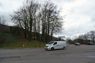 İngiltere, İngiltere, LUTON - 19 Mart 2023: Luton Town Bulutlu Gün 'de İngiltere üzerinde. Gündüz vakti İngiliz şehrinde sokaklar ve arabalar 