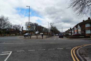 İngiltere, İngiltere, LUTON - 19 Mart 2023: Luton Town Bulutlu Gün 'de İngiltere üzerinde. Gündüz vakti İngiliz şehrinde sokaklar ve arabalar 