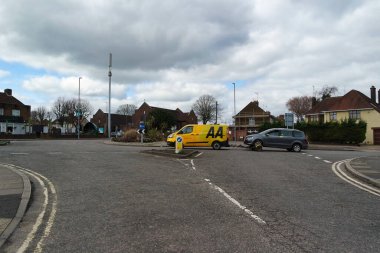 İngiltere, İngiltere, LUTON - 19 Mart 2023: Luton Town Bulutlu Gün 'de İngiltere üzerinde. Gündüz vakti İngiliz şehrinde sokaklar ve arabalar 