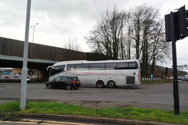 İngiltere, İngiltere, LUTON - 19 Mart 2023: Luton Town Bulutlu Gün 'de İngiltere üzerinde. Gündüz vakti İngiliz şehrinde sokaklar ve arabalar 