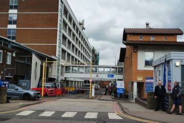 İngiltere, İngiltere, LUTON - 19 Mart 2023: Luton Town Bulutlu Gün 'de İngiltere üzerinde. Gündüz vakti İngiliz şehrinde sokaklar ve arabalar 