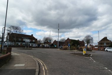 İngiltere, İngiltere, LUTON - 19 Mart 2023: Luton Town Bulutlu Gün 'de İngiltere üzerinde. Gündüz vakti İngiliz şehrinde sokaklar ve arabalar 