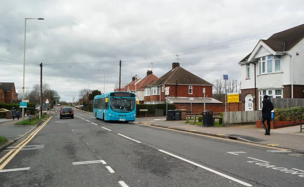 İngiltere, İngiltere, LUTON - 19 Mart 2023: Luton Town Bulutlu Gün 'de İngiltere üzerinde. Gündüz vakti İngiliz şehrinde sokaklar ve arabalar 