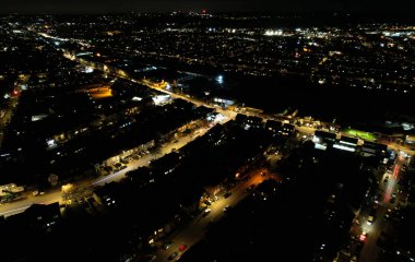 İngiltere, İngiltere, LUTON - 20 HAZİRAN 2023: Aydınlatılmış İngiliz Gece Kenti. Gece İşletmelerle Yol ve Trafik Hava Görüntüsü. Drone 'un Kamera Görüntüsü 