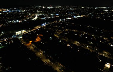 İngiltere, İngiltere, LUTON - 20 HAZİRAN 2023: Aydınlatılmış İngiliz Gece Kenti. Gece İşletmelerle Yol ve Trafik Hava Görüntüsü. Drone 'un Kamera Görüntüsü 