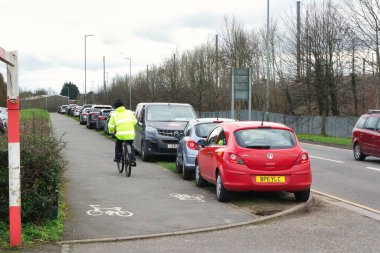 İngiltere, İngiltere, LUTON - 19 Mart 2023: Luton Town Bulutlu Gün 'de İngiltere üzerinde. Gündüz vakti İngiliz şehrinde sokaklar ve arabalar 