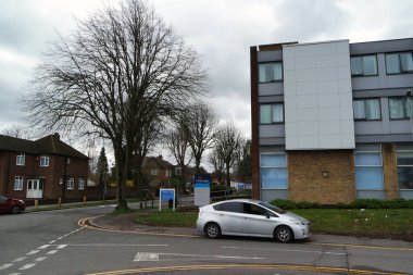 İngiltere, İngiltere, LUTON - 19 Mart 2023: Luton Town Bulutlu Gün 'de İngiltere üzerinde. Gündüz vakti İngiliz şehrinde sokaklar ve arabalar 