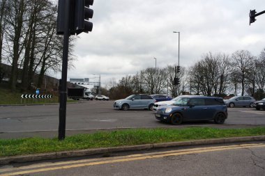 İngiltere, İngiltere, LUTON - 19 Mart 2023: Luton Town Bulutlu Gün 'de İngiltere üzerinde. Gündüz vakti İngiliz şehrinde sokaklar ve arabalar 