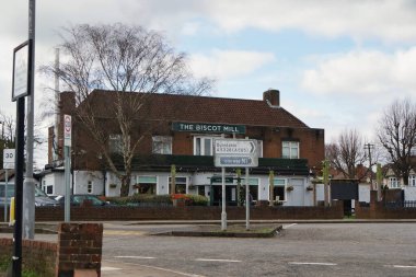 İngiltere, İngiltere, LUTON - 19 Mart 2023: Luton Town Bulutlu Gün 'de İngiltere üzerinde. Gündüz vakti İngiliz şehrinde sokaklar ve arabalar 