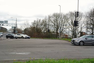 İngiltere, İngiltere, LUTON - 19 Mart 2023: Luton Town Bulutlu Gün 'de İngiltere üzerinde. Gündüz vakti İngiliz şehrinde sokaklar ve arabalar 