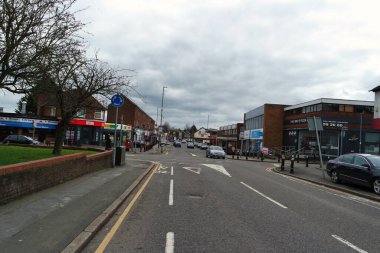 İngiltere, İngiltere, LUTON - 19 Mart 2023: Luton Town Bulutlu Gün 'de İngiltere üzerinde. Gündüz vakti İngiliz şehrinde sokaklar ve arabalar 