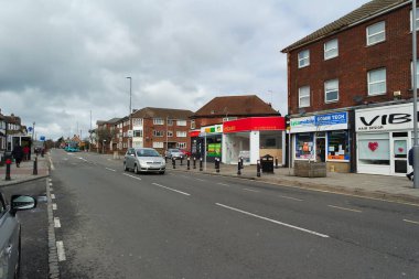 İngiltere, İngiltere, LUTON - 19 Mart 2023: Luton Town Bulutlu Gün 'de İngiltere üzerinde. Gündüz vakti İngiliz şehrinde sokaklar ve arabalar 