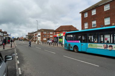İngiltere, İngiltere, LUTON - 19 Mart 2023: Luton Town Bulutlu Gün 'de İngiltere üzerinde. Gündüz vakti İngiliz şehrinde sokaklar ve arabalar 