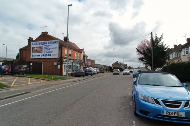 İngiltere, İngiltere, LUTON - 19 Mart 2023: Luton Town Bulutlu Gün 'de İngiltere üzerinde. Gündüz vakti İngiliz şehrinde sokaklar ve arabalar 