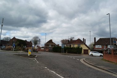 İngiltere, İngiltere, LUTON - 19 Mart 2023: Luton Town Bulutlu Gün 'de İngiltere üzerinde. Gündüz vakti İngiliz şehrinde sokaklar ve arabalar 