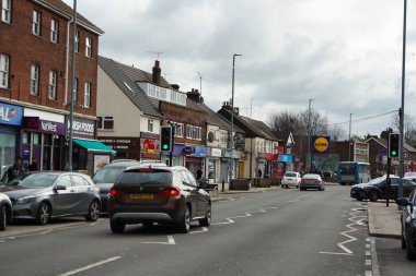 İngiltere, İngiltere, LUTON - 19 Mart 2023: Luton Town Bulutlu Gün 'de İngiltere üzerinde. Gündüz vakti İngiliz şehrinde sokaklar ve arabalar 