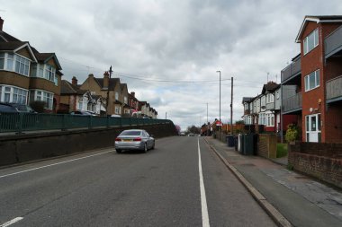 İngiltere, İngiltere, LUTON - 19 Mart 2023: Luton Town Bulutlu Gün 'de İngiltere üzerinde. Gündüz vakti İngiliz şehrinde sokaklar ve arabalar 