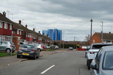 İngiltere, İngiltere, LUTON - 19 Mart 2023: Luton Town Bulutlu Gün 'de İngiltere üzerinde. Gündüz vakti İngiliz şehrinde sokaklar ve arabalar 