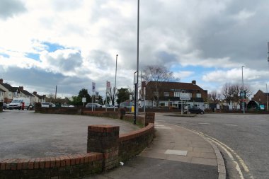 İngiltere, İngiltere, LUTON - 19 Mart 2023: Luton Town Bulutlu Gün 'de İngiltere üzerinde. Gündüz vakti İngiliz şehrinde sokaklar ve arabalar 