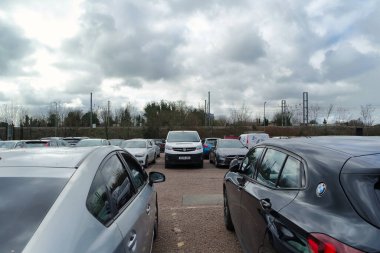 İngiltere, İngiltere, LUTON - 19 Mart 2023: Luton Town Bulutlu Gün 'de İngiltere üzerinde. Gündüz vakti İngiliz şehrinde sokaklar ve arabalar 