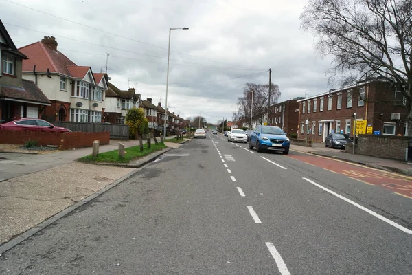 İngiltere, İngiltere, LUTON - 19 Mart 2023: Luton Town Bulutlu Gün 'de İngiltere üzerinde. Gündüz vakti İngiliz şehrinde sokaklar ve arabalar 