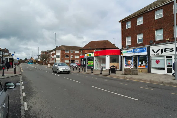 İngiltere, İngiltere, LUTON - 19 Mart 2023: Luton Town Bulutlu Gün 'de İngiltere üzerinde. Gündüz vakti İngiliz şehrinde sokaklar ve arabalar 