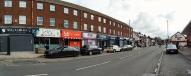 İngiltere, İngiltere, LUTON - 19 Mart 2023: Luton Town Bulutlu Gün 'de İngiltere üzerinde. Gündüz vakti İngiliz şehrinde sokaklar ve arabalar 
