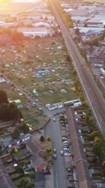 İngiltere 'nin Leagrave Londra Luton İstasyonu' nda tren. Hava ve yüksek açı görüntüleri İHA 'nın kamerasıyla çekiliyor.