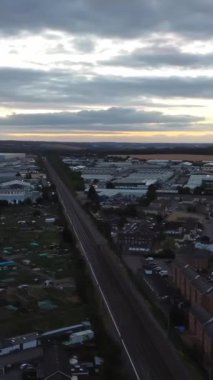 İngiltere 'nin Leagrave Londra Luton İstasyonu' nda tren. Hava ve yüksek açı görüntüleri İHA 'nın kamerasıyla çekiliyor.