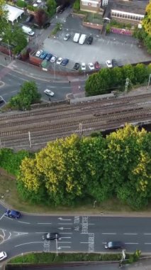 İngiltere 'nin Leagrave Londra Luton İstasyonu' nda tren. Hava ve yüksek açı görüntüleri İHA 'nın kamerasıyla çekiliyor.