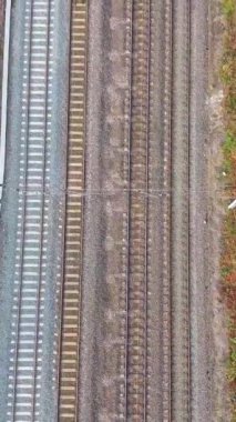 İngiltere 'nin Leagrave Londra Luton İstasyonu' nda tren. Hava ve yüksek açı görüntüleri İHA 'nın kamerasıyla çekiliyor.