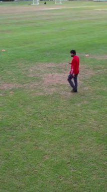 İngiltere, İngiltere, LUTON - 11 Mart 2023: Şehir parkında futbol oynayan gençlerin yavaş çekim görüntüleri 