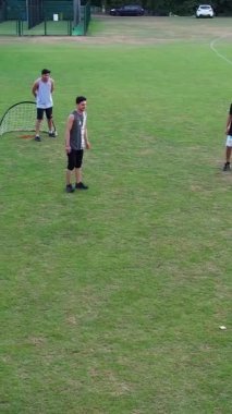 İngiltere, İngiltere, LUTON - 11 Mart 2023: Şehir parkında futbol oynayan gençlerin yavaş çekim görüntüleri 