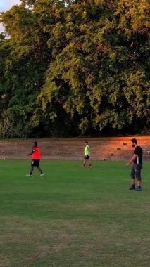 İngiltere, İngiltere, LUTON - 11 Mart 2023: Şehir parkında futbol oynayan gençlerin yavaş çekim görüntüleri 