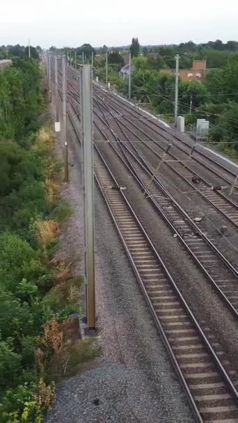 列车在莱格拉夫伦敦卢顿车站的轨道上 用无人机的相机拍摄空中风景和高角镜头 — 图库视频影像