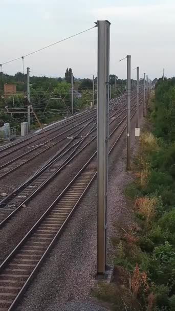 列车在莱格拉夫伦敦卢顿车站的轨道上 用无人机的相机拍摄空中风景和高角镜头 — 图库视频影像