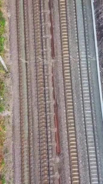 イギリスのLeagrave London Luton駅でトラックの列車 ドローンのカメラで撮影した空中ビューと高角度の映像 — ストック動画